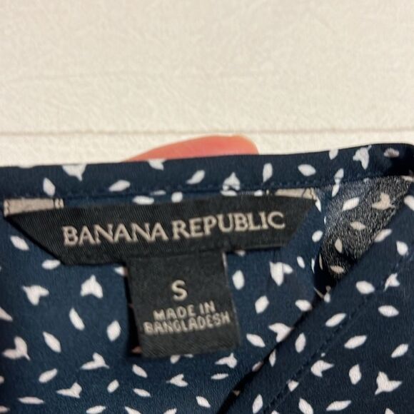 Beautiful flowing Bannana Republic Blouse - Picture 4 of 9